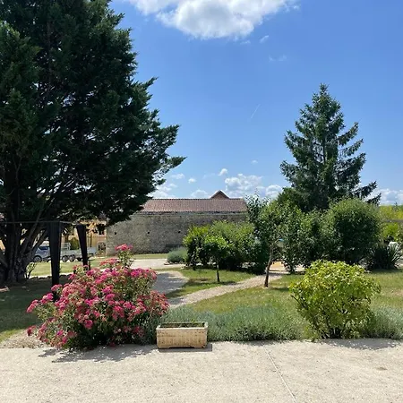 Beautiful 4 Bedroom Country Sleeps 7 *